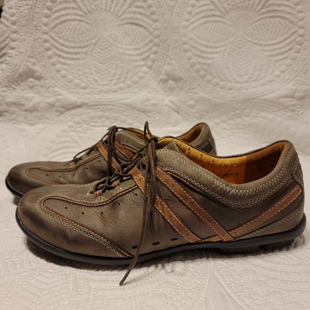 Structured Clark's Taupe Suede Comfort Sneakers womens shoe size 9